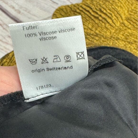 Akris Punto Metallic Gold Crepe Wool Blend Skirt Flat Front Back Pleat Size 8 - Picture 8 of 10